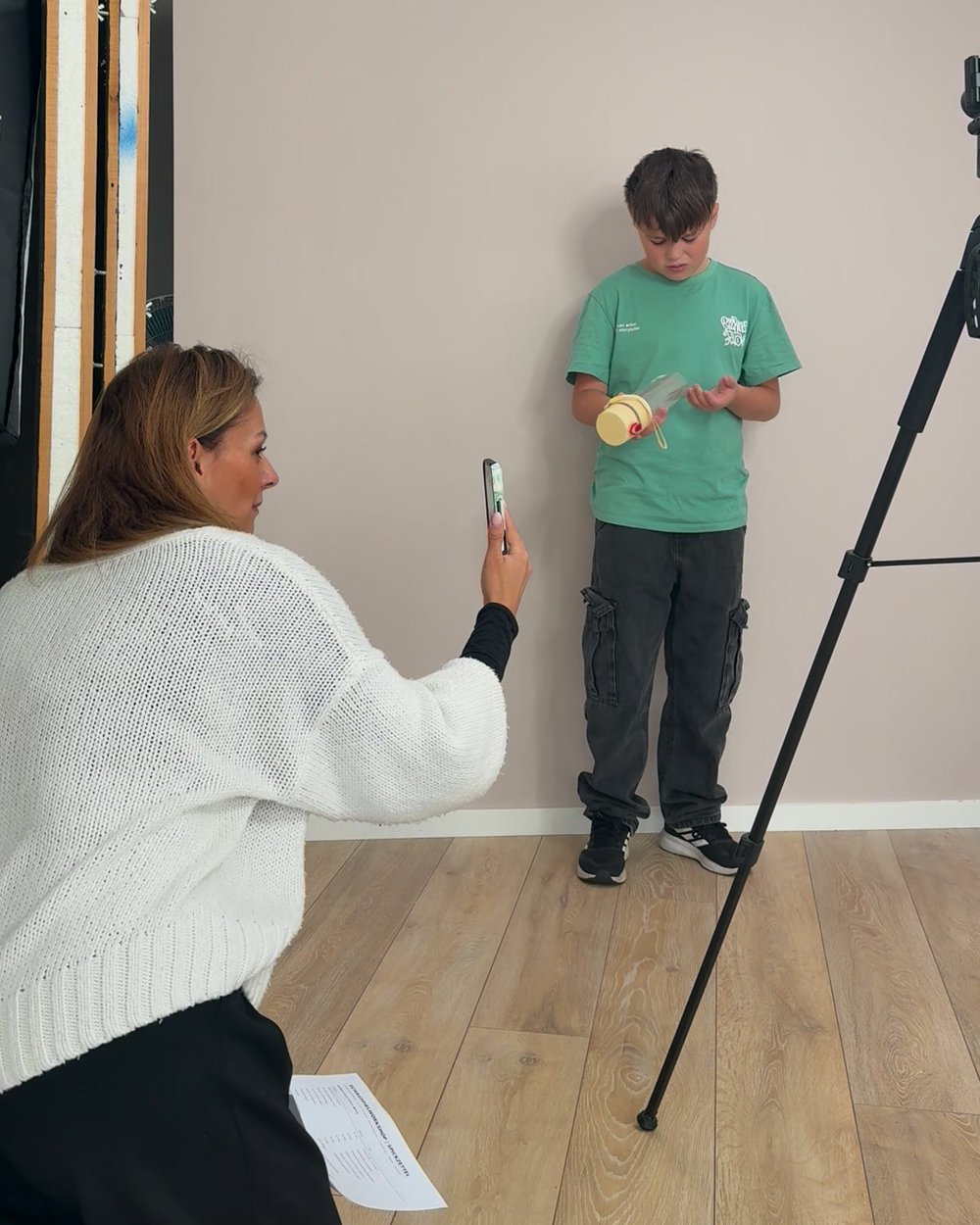 Nadine Dilly filmt einen Jungen bei einer Übung vor der Kamera