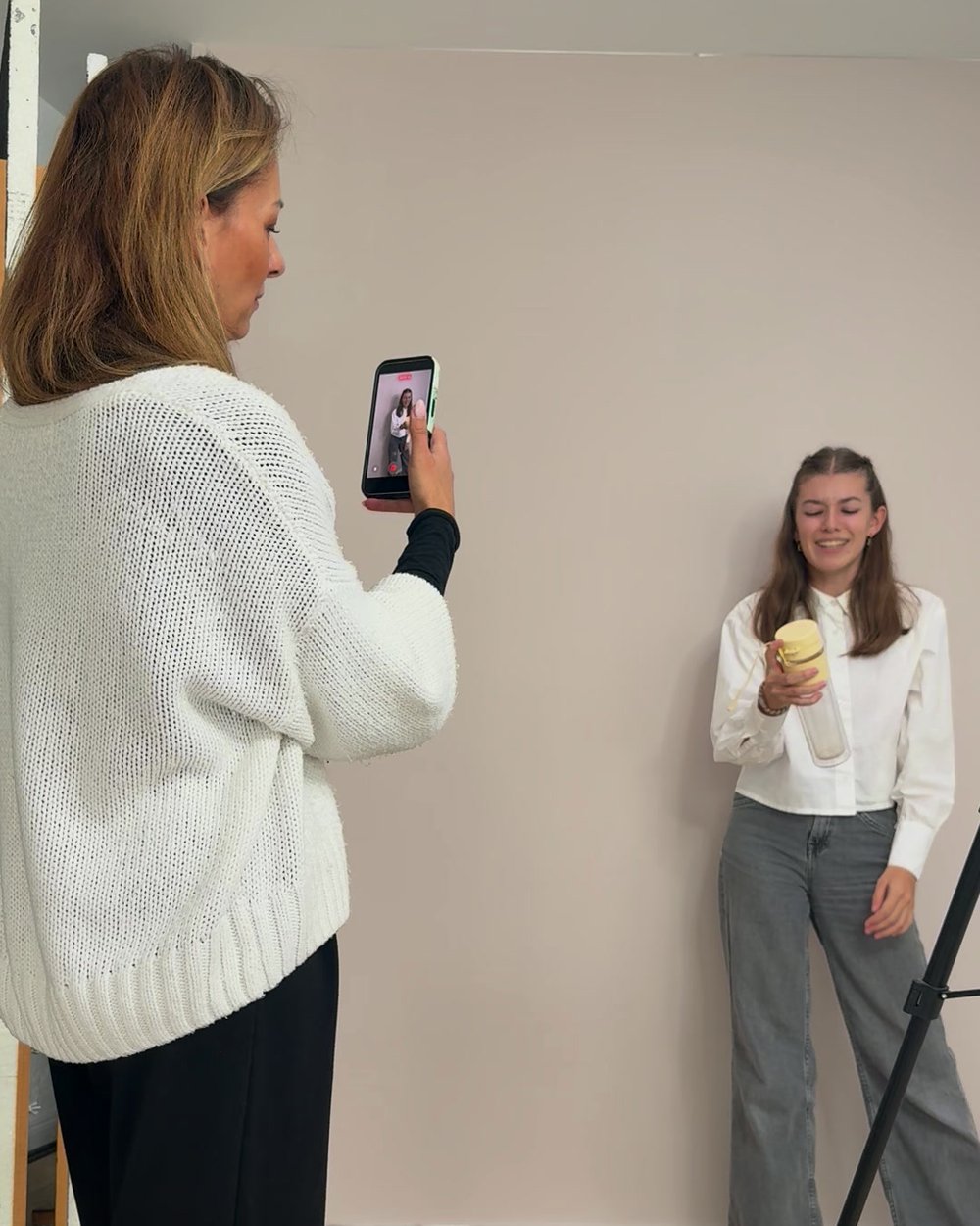 Nadine Dilly filmt ein Mädchen bei einer Übung
